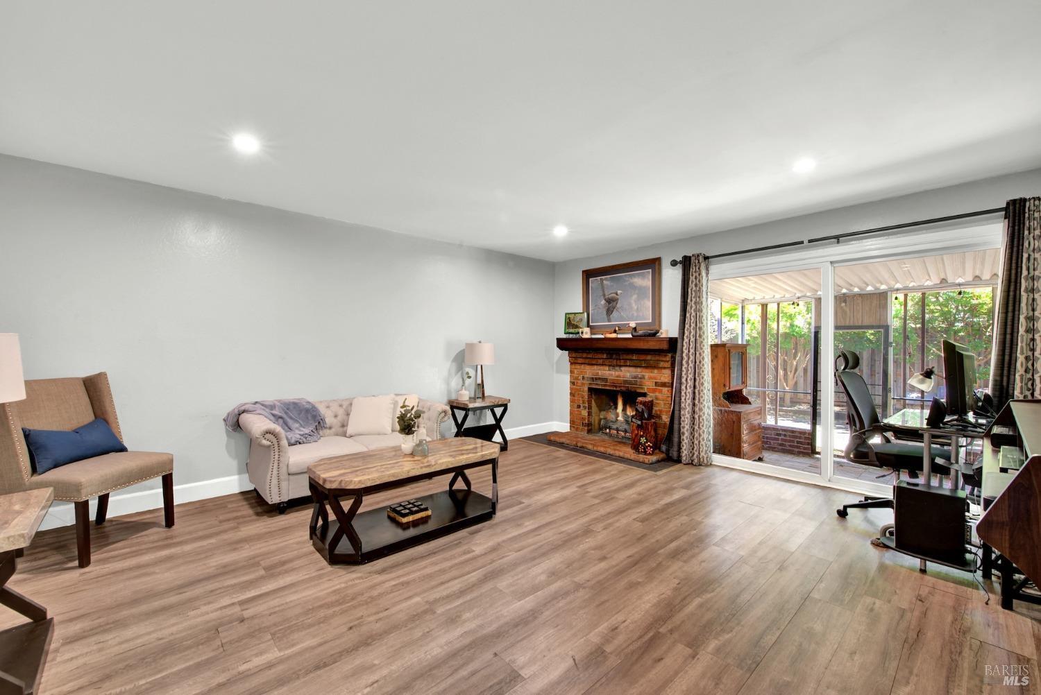 Detail Gallery Image 13 of 60 For 1199 Creekside Dr, Vacaville,  CA 95687 - 4 Beds | 2 Baths