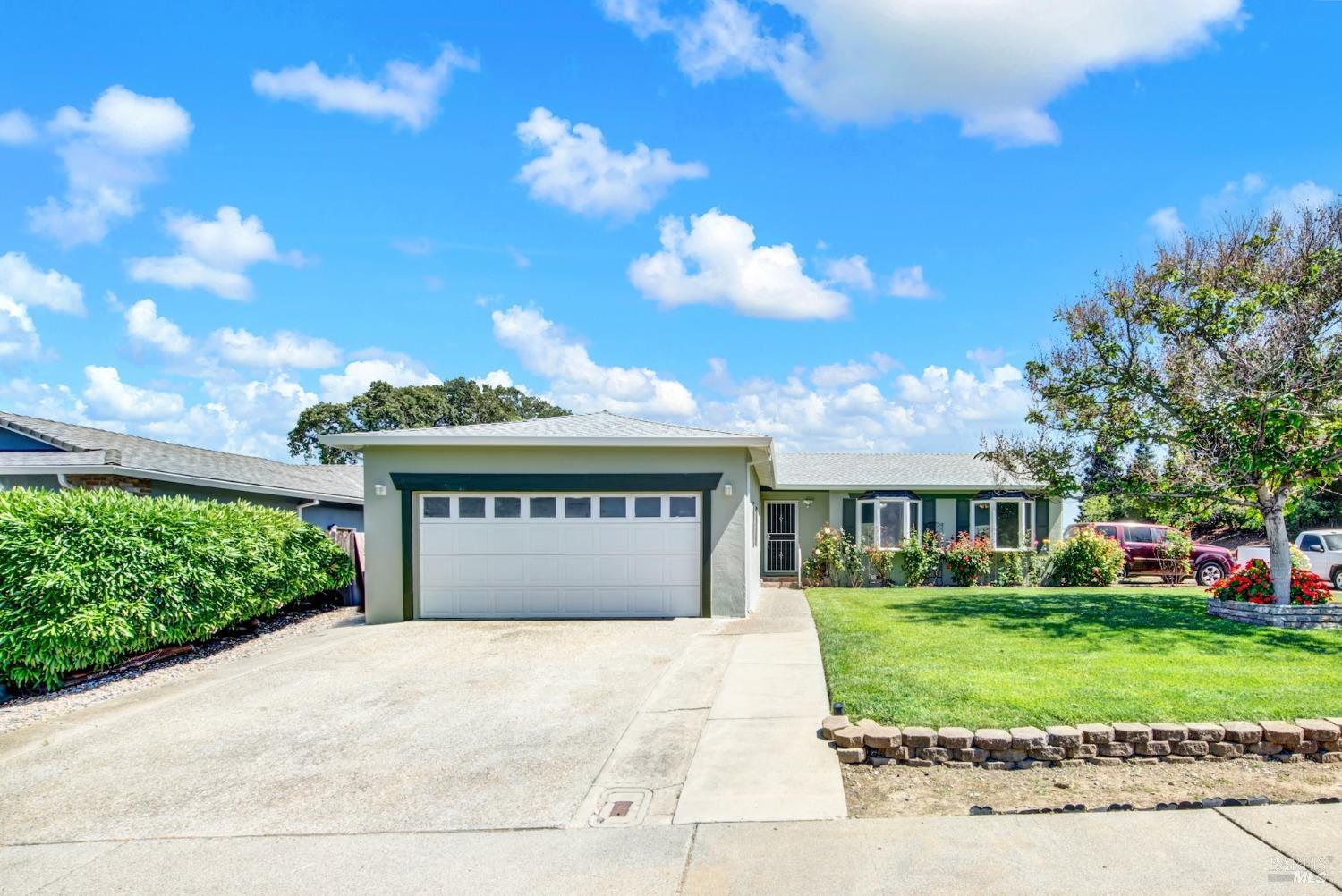 Detail Gallery Image 1 of 60 For 1199 Creekside Dr, Vacaville,  CA 95687 - 4 Beds | 2 Baths