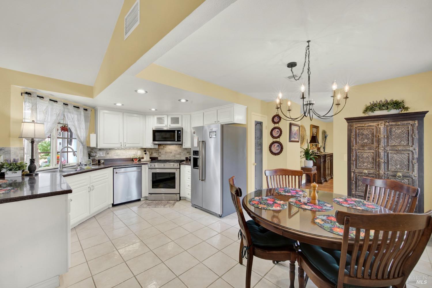 Detail Gallery Image 10 of 30 For 262 N Alamo Dr, Vacaville,  CA 95688 - 4 Beds | 2 Baths
