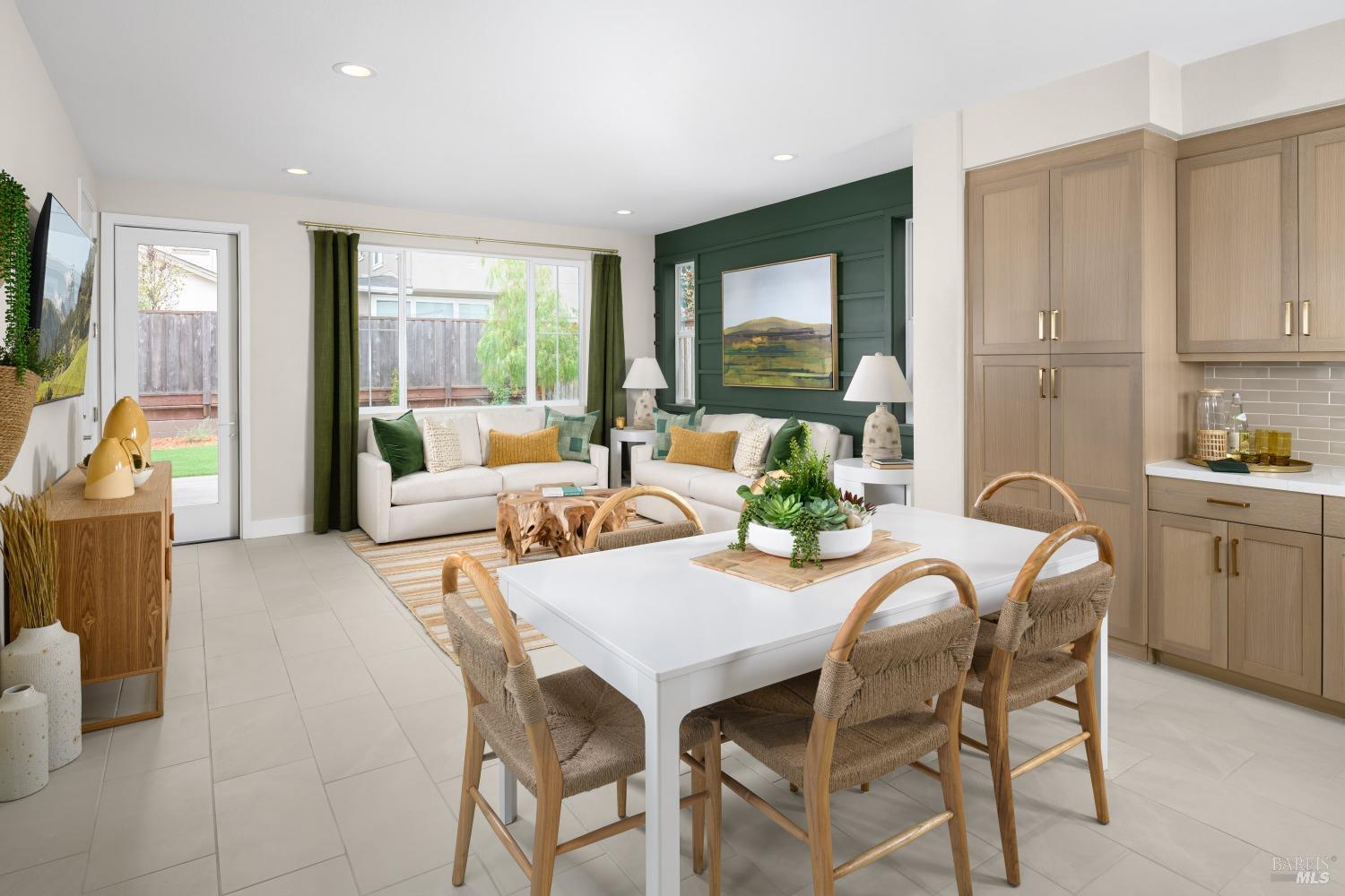Detail Gallery Image 2 of 6 For 1548 Country Manor Dr, Santa Rosa,  CA 95403 - 3 Beds | 2/1 Baths