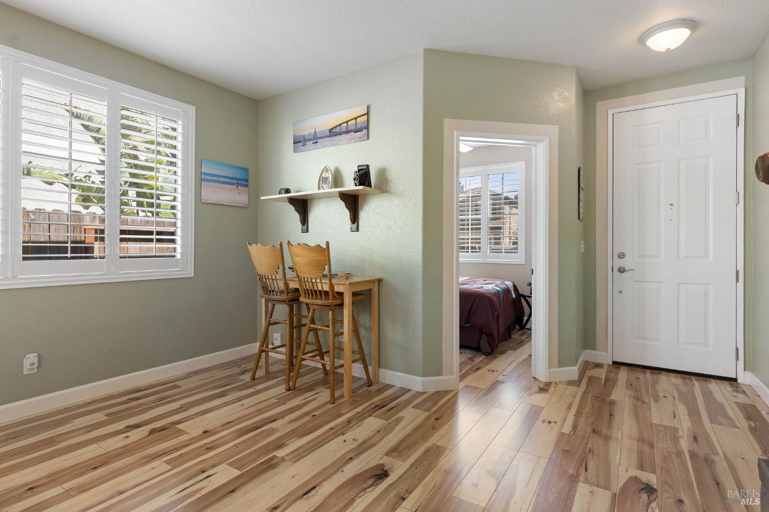Detail Gallery Image 5 of 36 For 937 Pearwood Ct, Vacaville,  CA 95687 - 3 Beds | 2 Baths