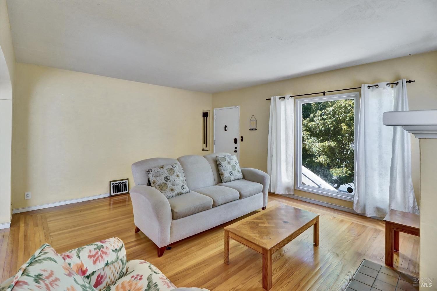 Detail Gallery Image 4 of 46 For 1467 Ohio St, Vallejo,  CA 94590 - 2 Beds | 2 Baths