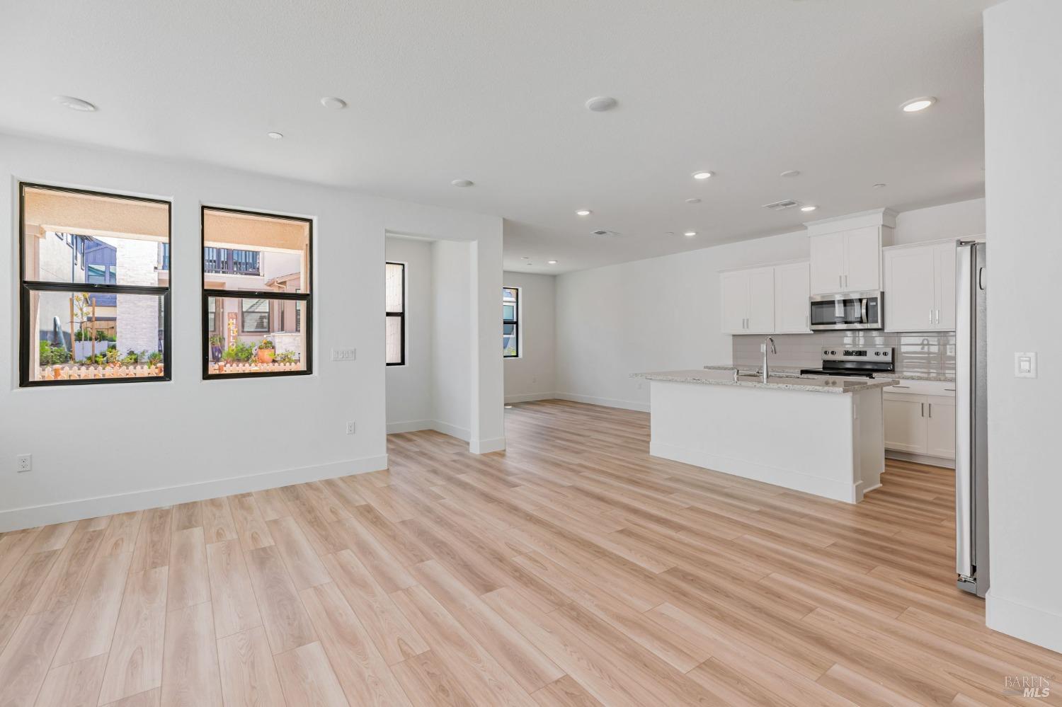 Detail Gallery Image 3 of 12 For 1554 Waterside Ln, Rohnert Park,  CA 94928 - 3 Beds | 2/1 Baths