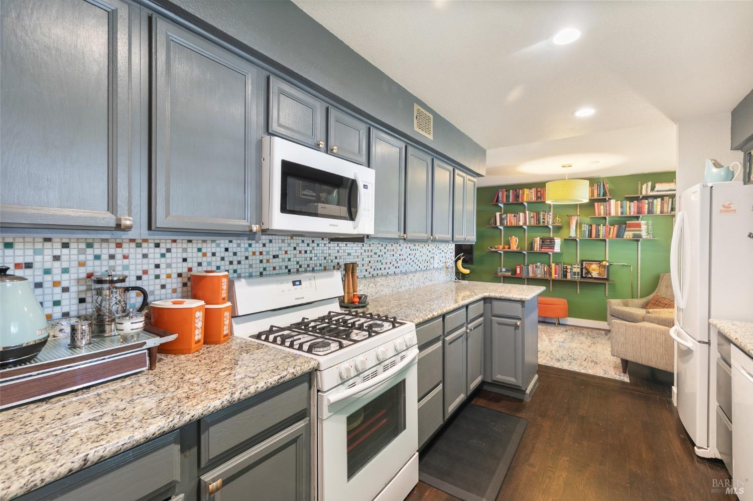 Detail Gallery Image 8 of 38 For 464 Azalea Way, Vacaville,  CA 95688 - 3 Beds | 2 Baths