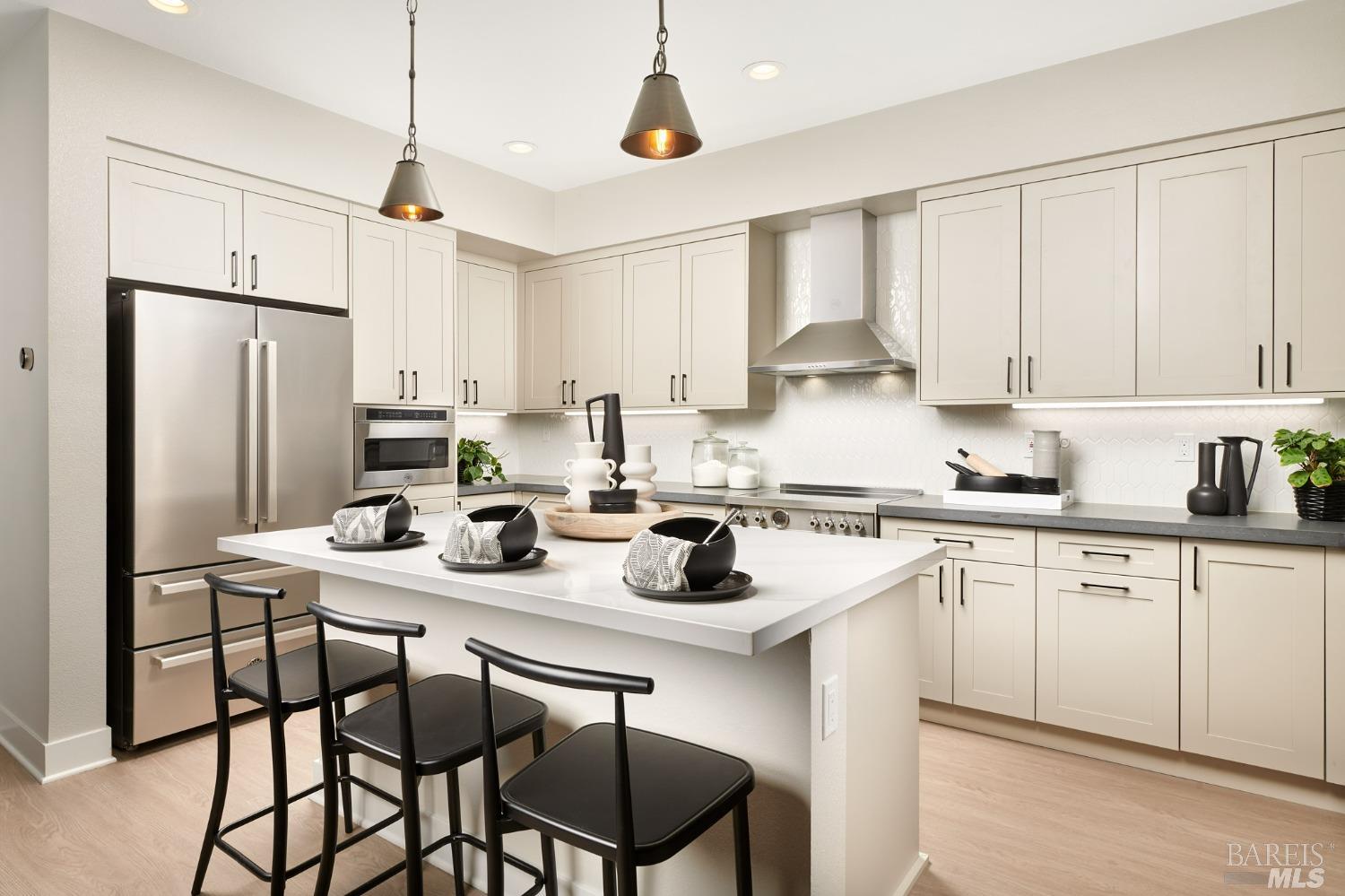 Detail Gallery Image 3 of 4 For 2924 Liscum St, Santa Rosa,  CA 95407 - 3 Beds | 2/1 Baths