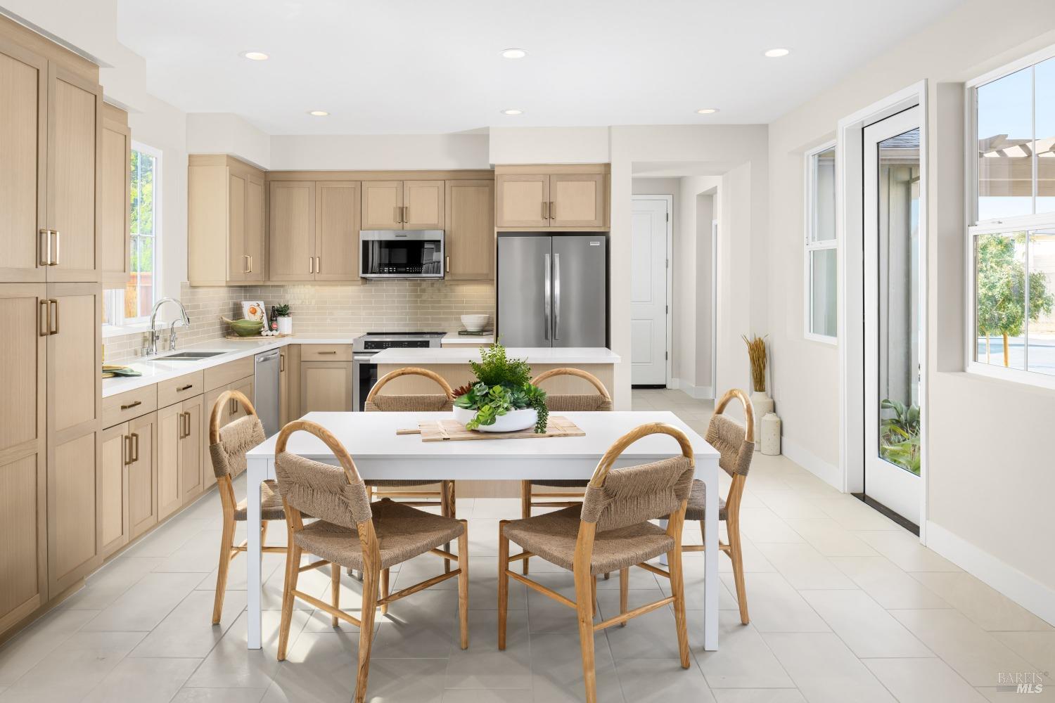 Detail Gallery Image 4 of 6 For 1548 Country Manor Dr, Santa Rosa,  CA 95403 - 3 Beds | 2/1 Baths