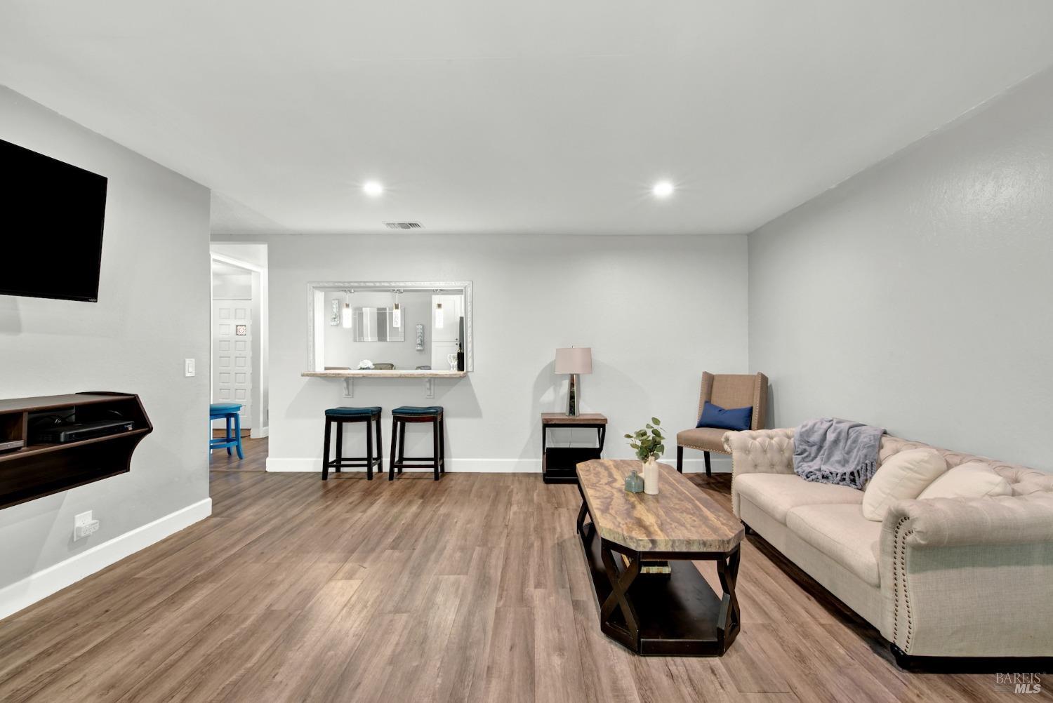 Detail Gallery Image 16 of 60 For 1199 Creekside Dr, Vacaville,  CA 95687 - 4 Beds | 2 Baths