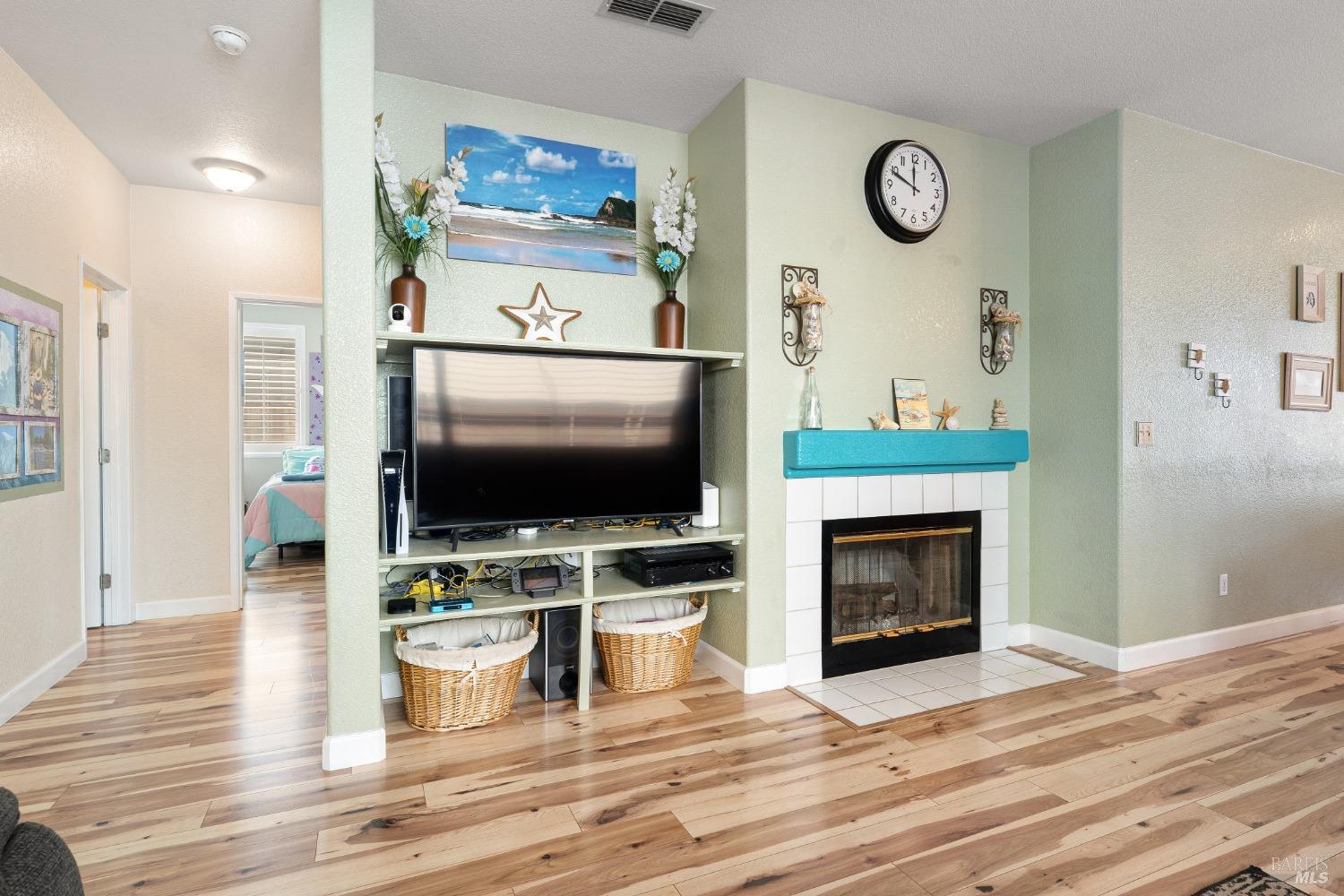 Detail Gallery Image 8 of 36 For 937 Pearwood Ct, Vacaville,  CA 95687 - 3 Beds | 2 Baths