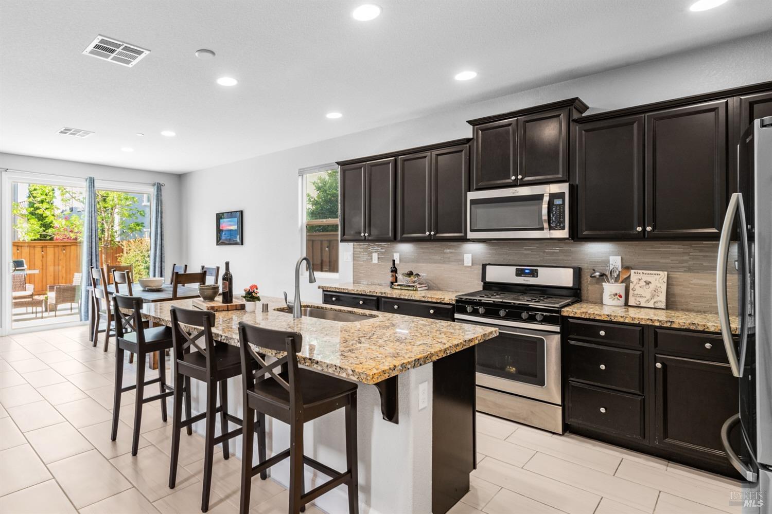 Detail Gallery Image 8 of 44 For 131 Kodiak Dr, Vacaville,  CA 95687 - 4 Beds | 3 Baths
