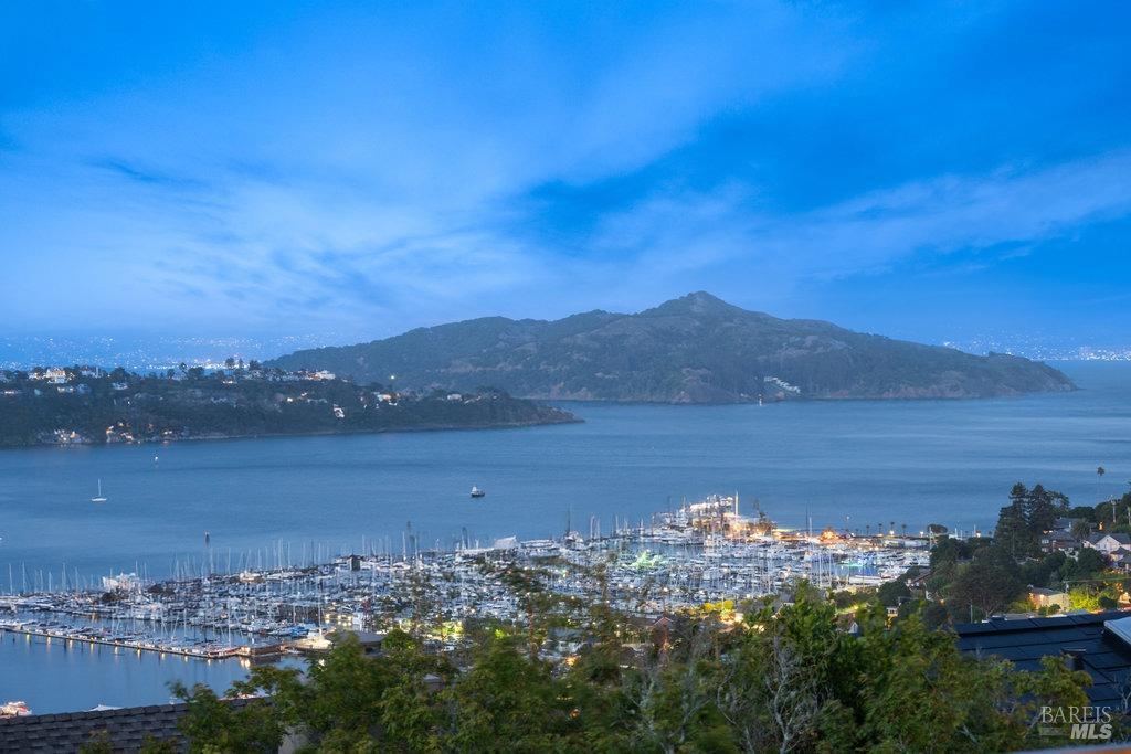 Detail Gallery Image 6 of 98 For 33 Wray Ave, Sausalito,  CA 94965 - 3 Beds | 2 Baths