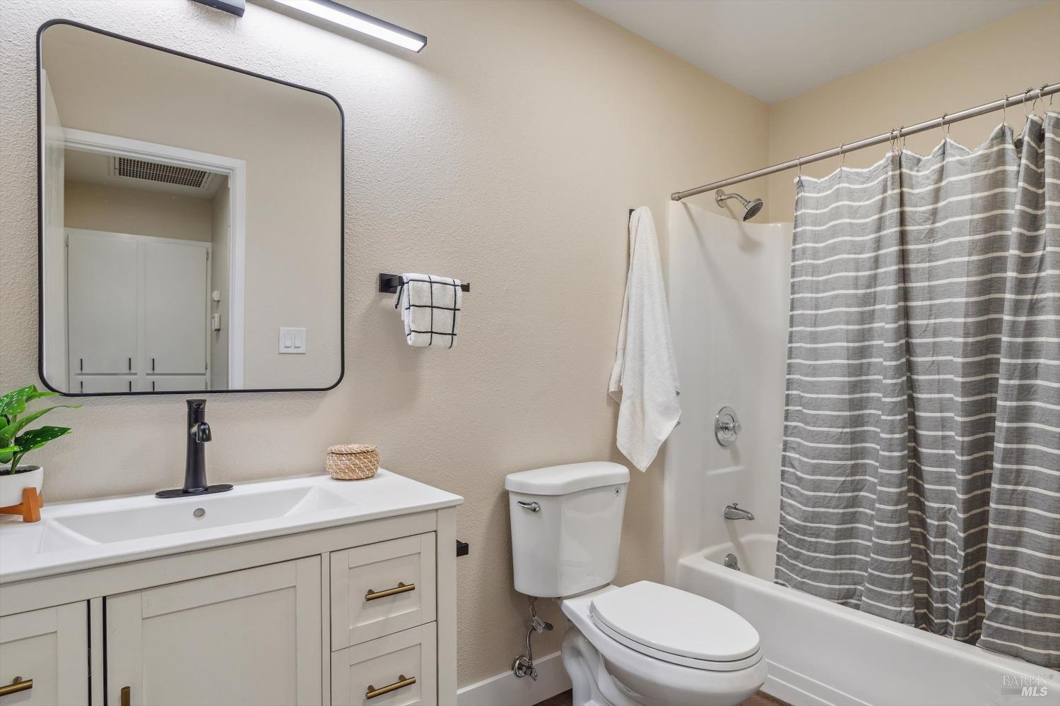 Detail Gallery Image 13 of 28 For 5258 El Mercado Pkwy, Santa Rosa,  CA 95403 - 2 Beds | 2 Baths