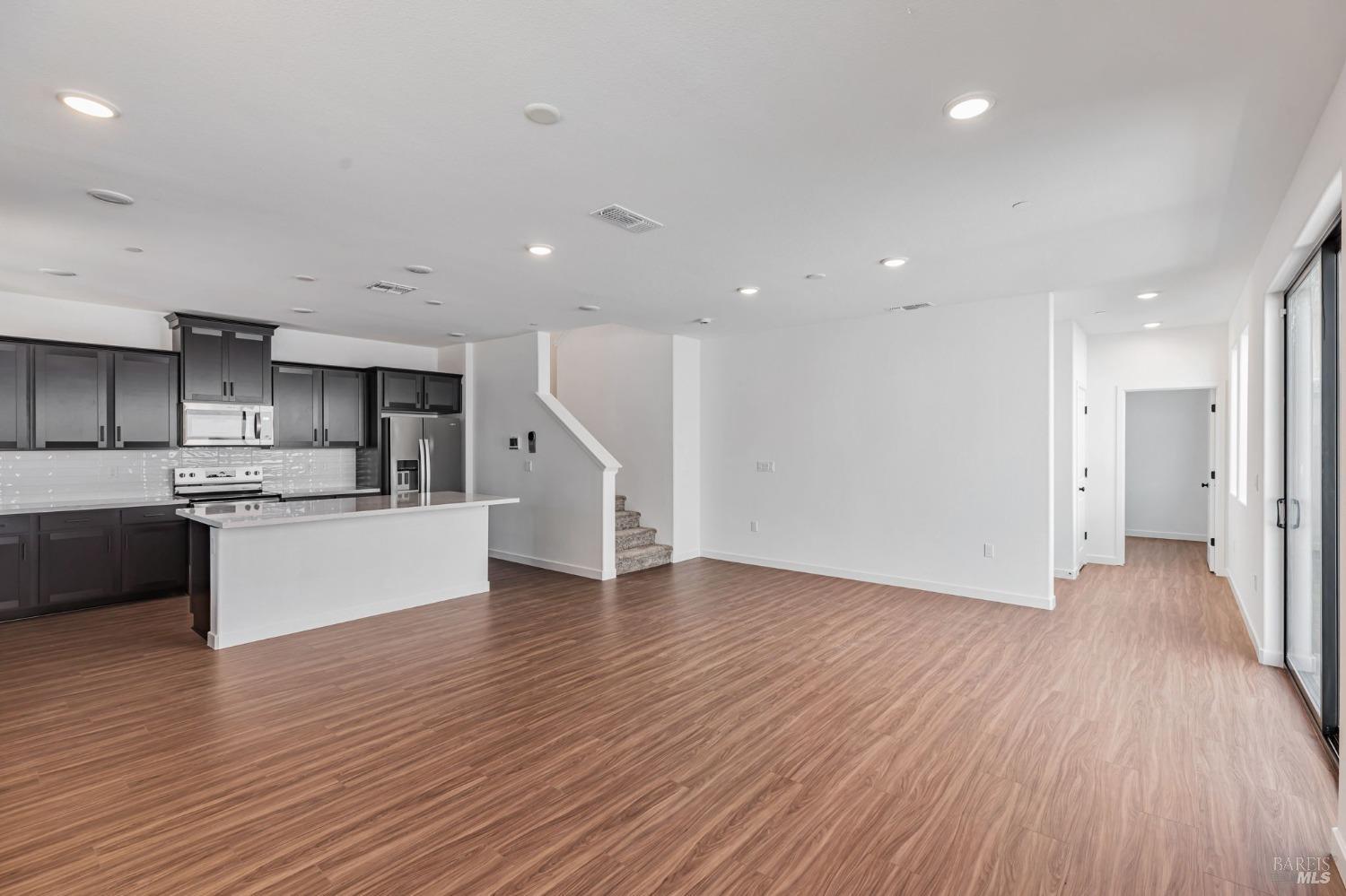 Detail Gallery Image 6 of 10 For 1558 Waterside Ln, Rohnert Park,  CA 94928 - 3 Beds | 2 Baths