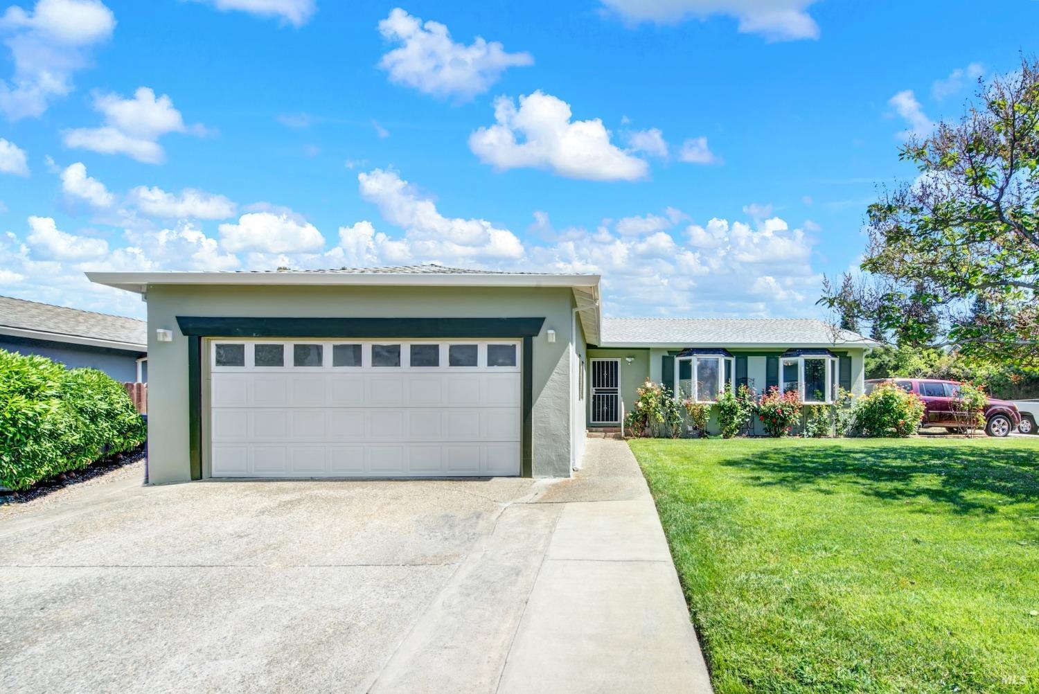Detail Gallery Image 6 of 60 For 1199 Creekside Dr, Vacaville,  CA 95687 - 4 Beds | 2 Baths
