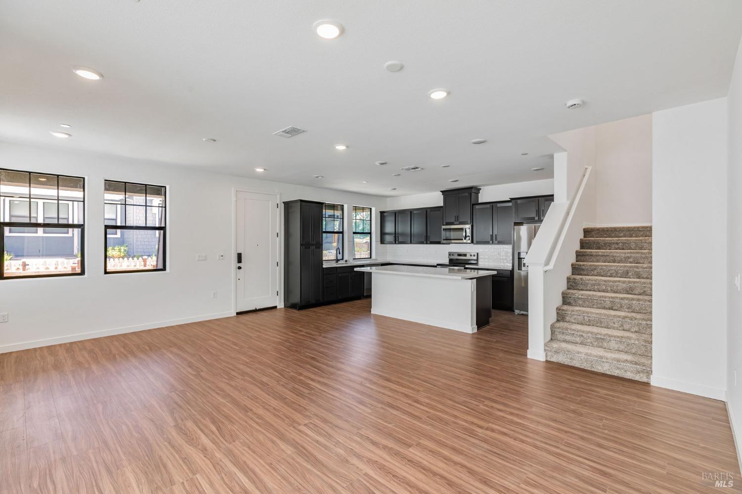 Detail Gallery Image 2 of 10 For 1558 Waterside Ln, Rohnert Park,  CA 94928 - 3 Beds | 2 Baths