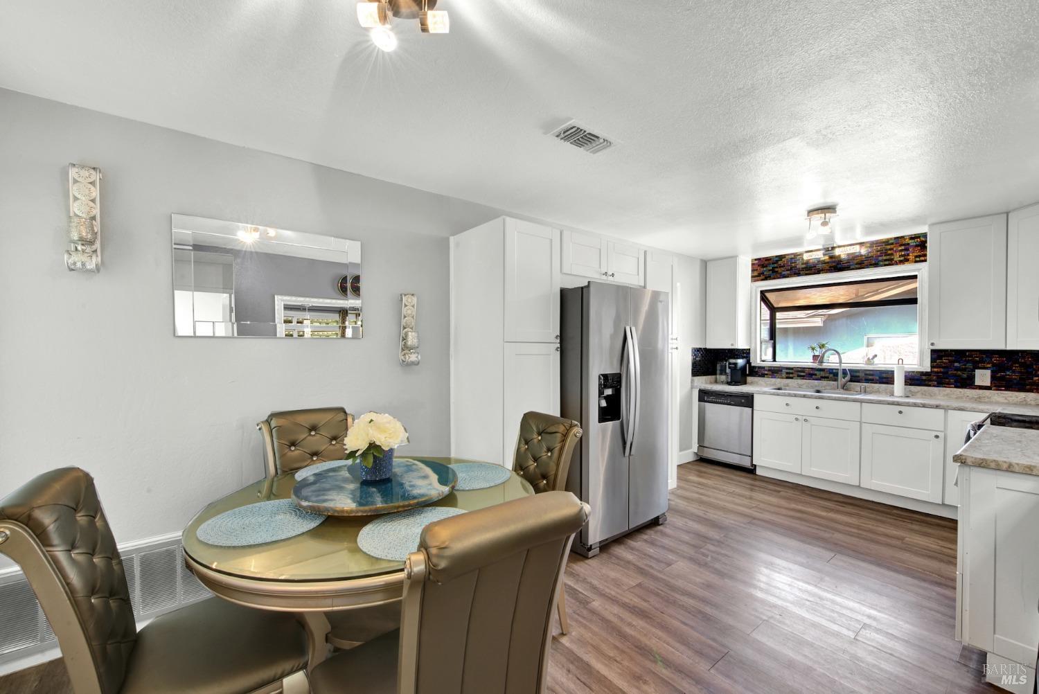 Detail Gallery Image 21 of 60 For 1199 Creekside Dr, Vacaville,  CA 95687 - 4 Beds | 2 Baths