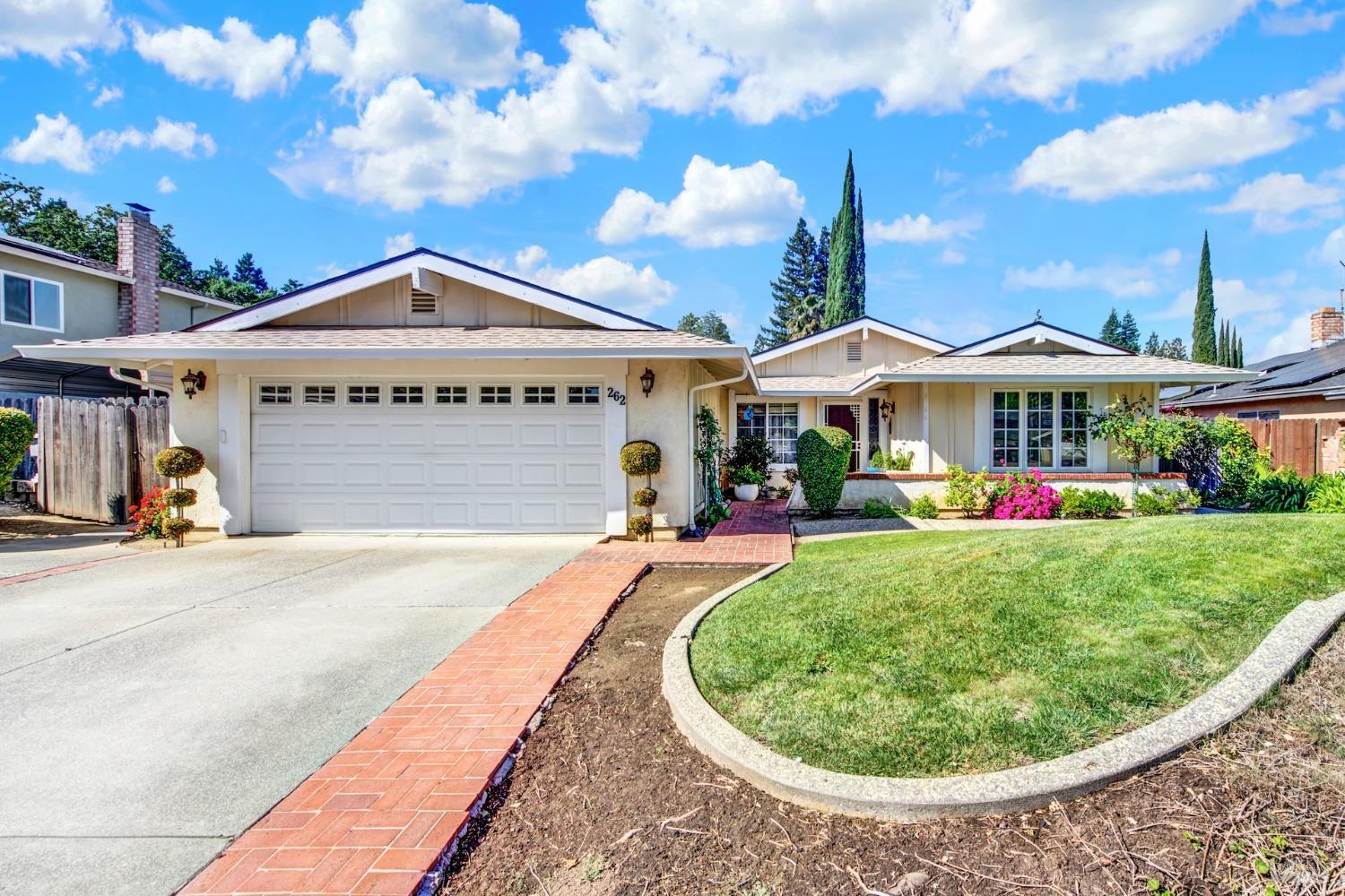 Detail Gallery Image 2 of 30 For 262 N Alamo Dr, Vacaville,  CA 95688 - 4 Beds | 2 Baths