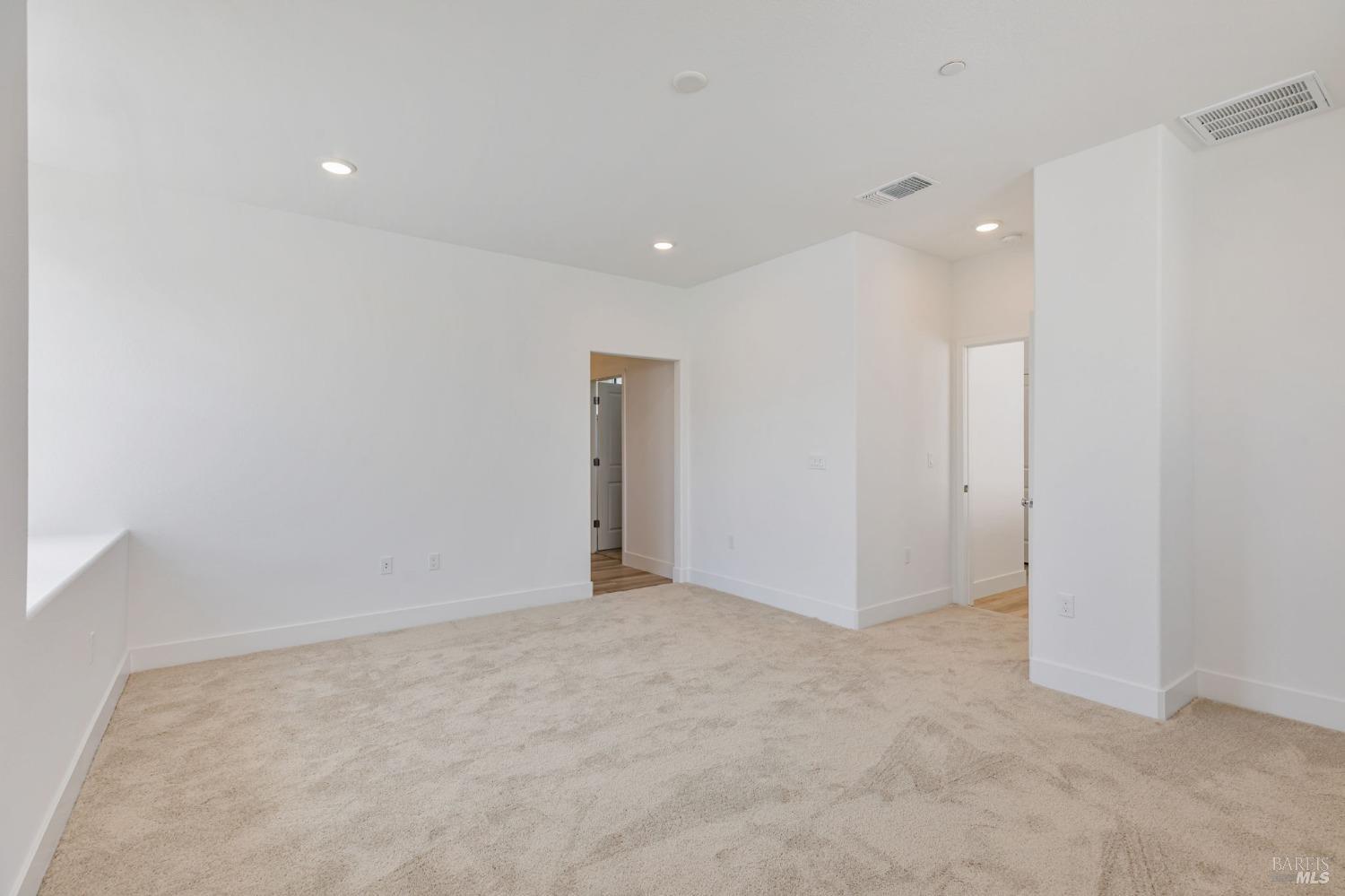 Detail Gallery Image 7 of 12 For 1554 Waterside Ln, Rohnert Park,  CA 94928 - 3 Beds | 2/1 Baths