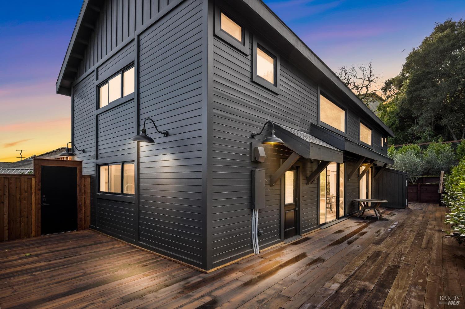 Detail Gallery Image 4 of 39 For 303 Bodega Ave, Petaluma,  CA 94952 - 2 Beds | 3 Baths