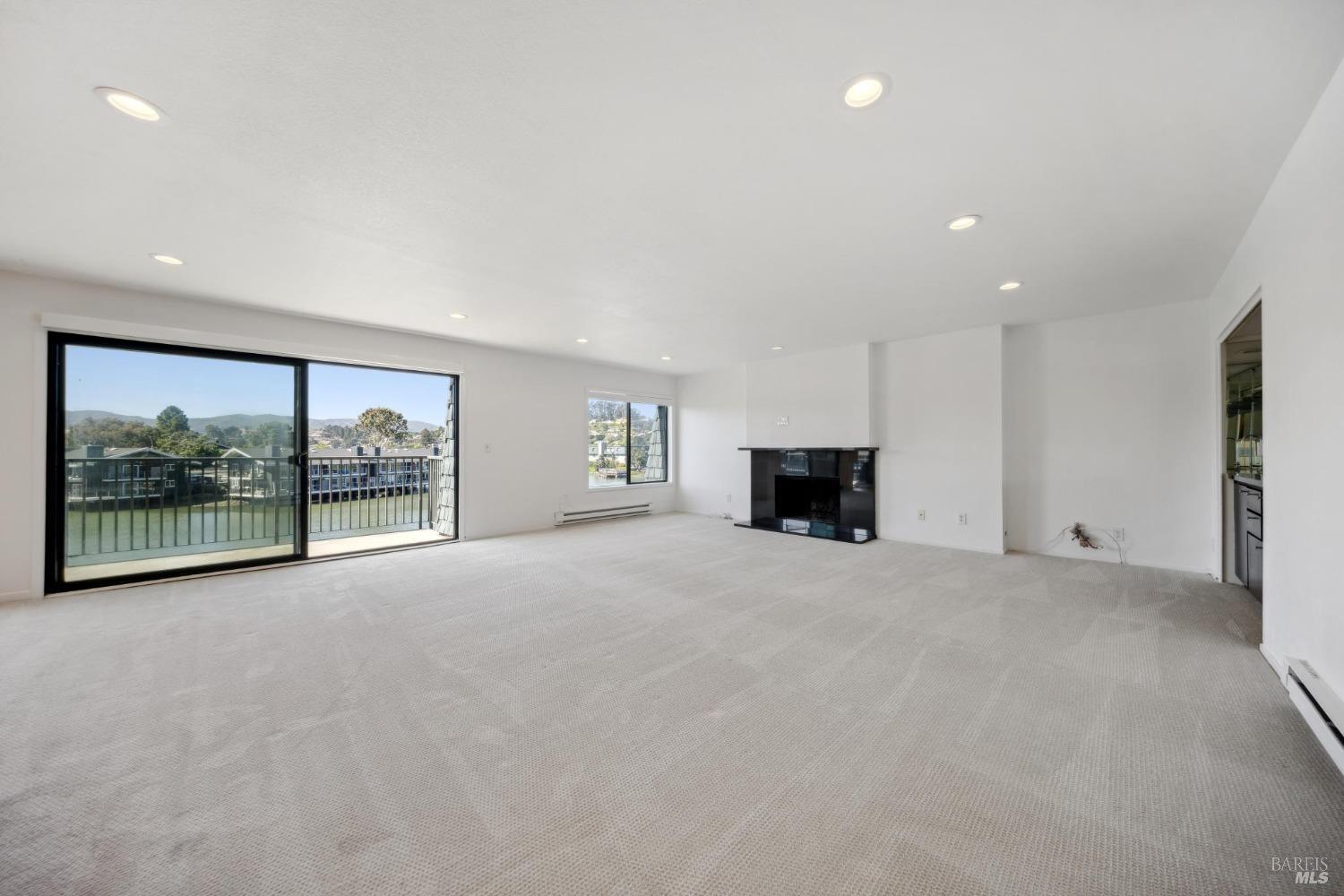 Detail Gallery Image 27 of 33 For 8 Greenwood Cove Dr #B,  Tiburon,  CA 94920 - 3 Beds | 2/1 Baths