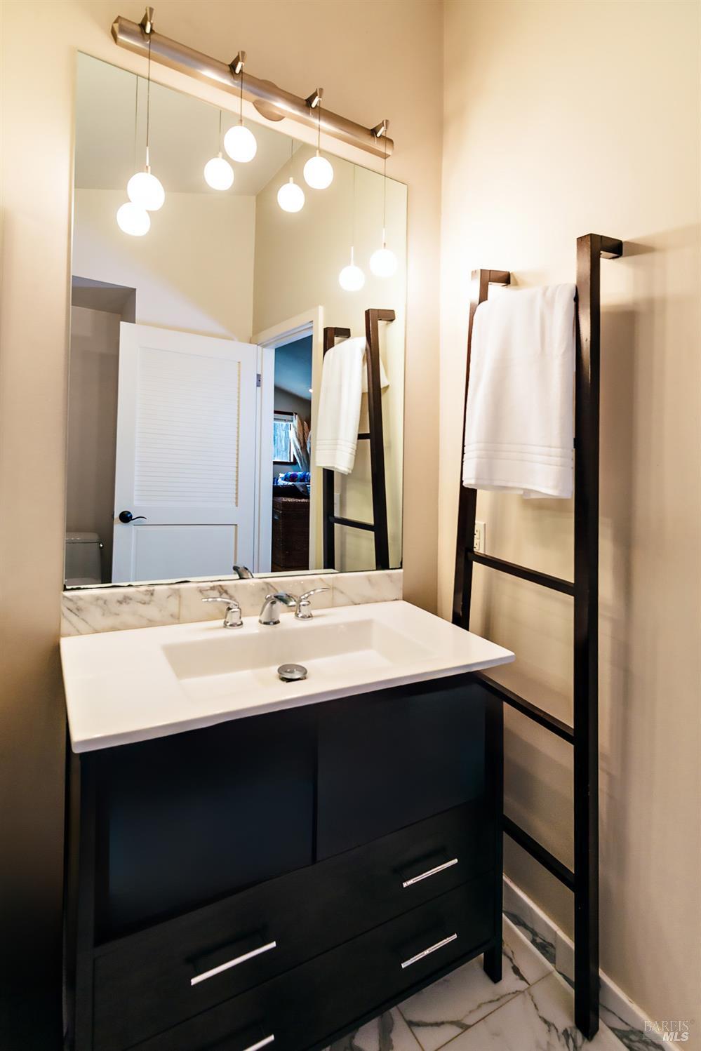 Detail Gallery Image 16 of 46 For 2859 Wallace Creek Rd, Healdsburg,  CA 95448 - 2 Beds | 2 Baths