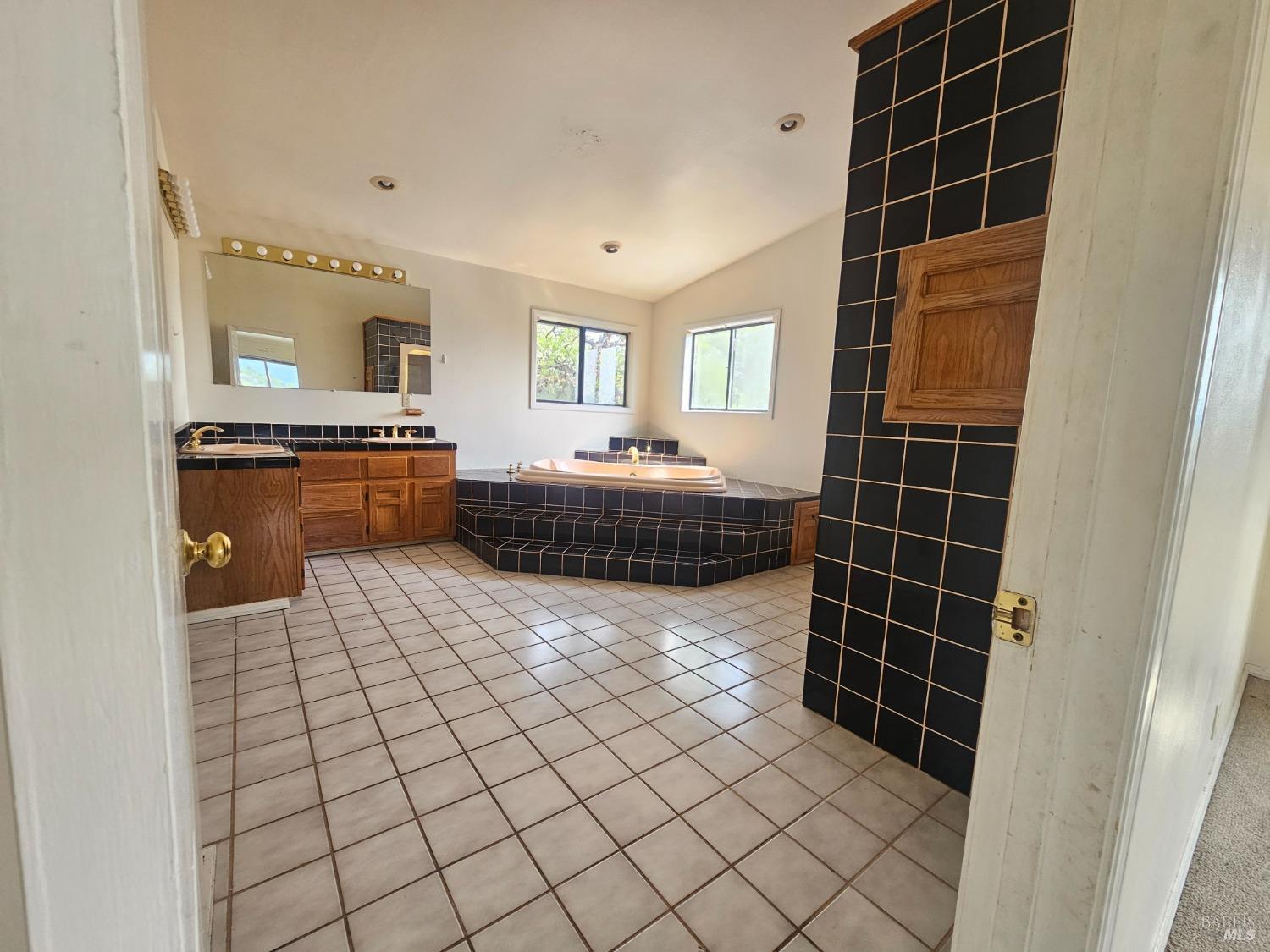Detail Gallery Image 21 of 55 For 18834 Deer Hill Rd, Hidden Valley Lake,  CA 95467 - 4 Beds | 2/2 Baths