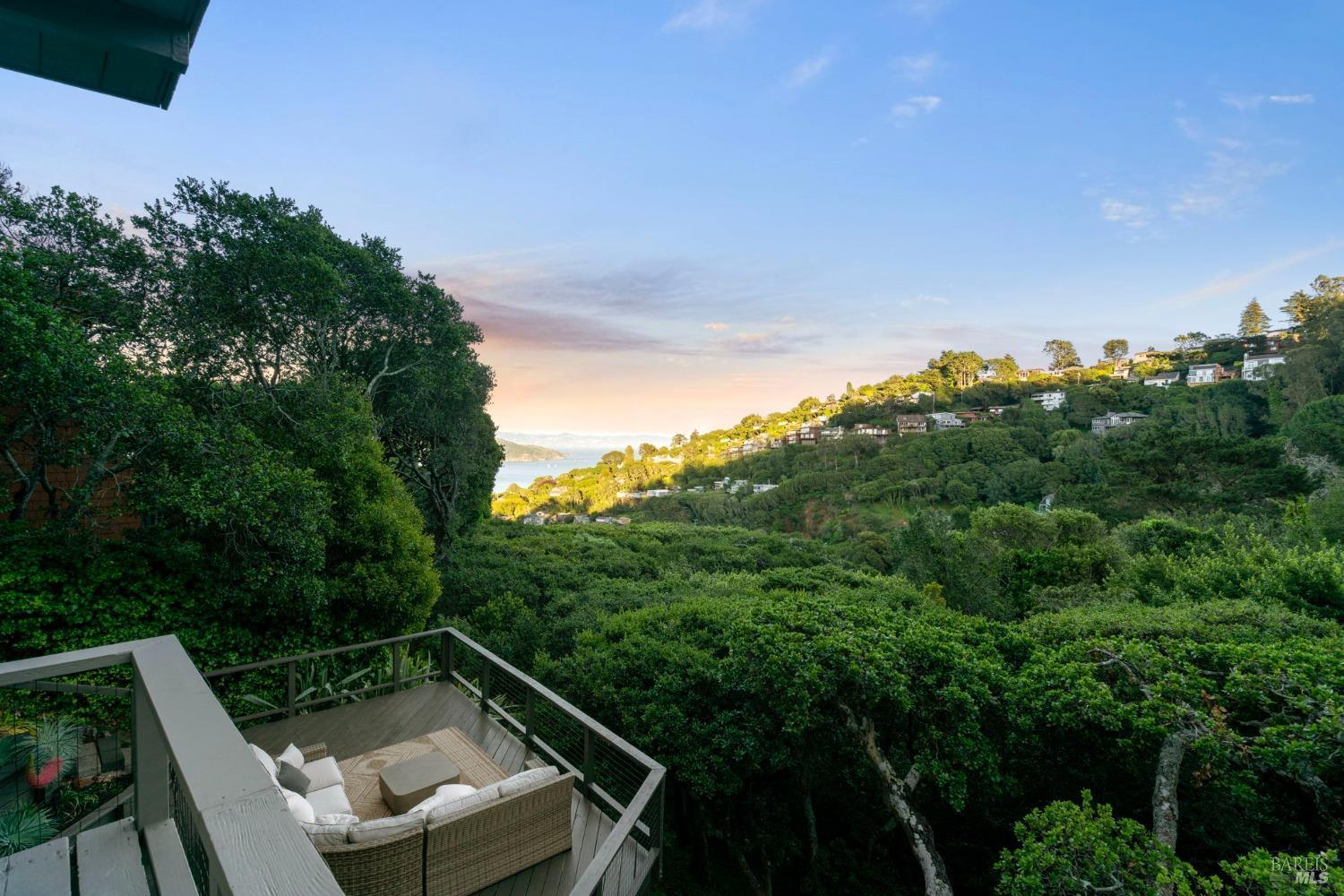 Detail Gallery Image 21 of 60 For 95 Monte Mar Dr, Sausalito,  CA 94965 - 3 Beds | 2/1 Baths