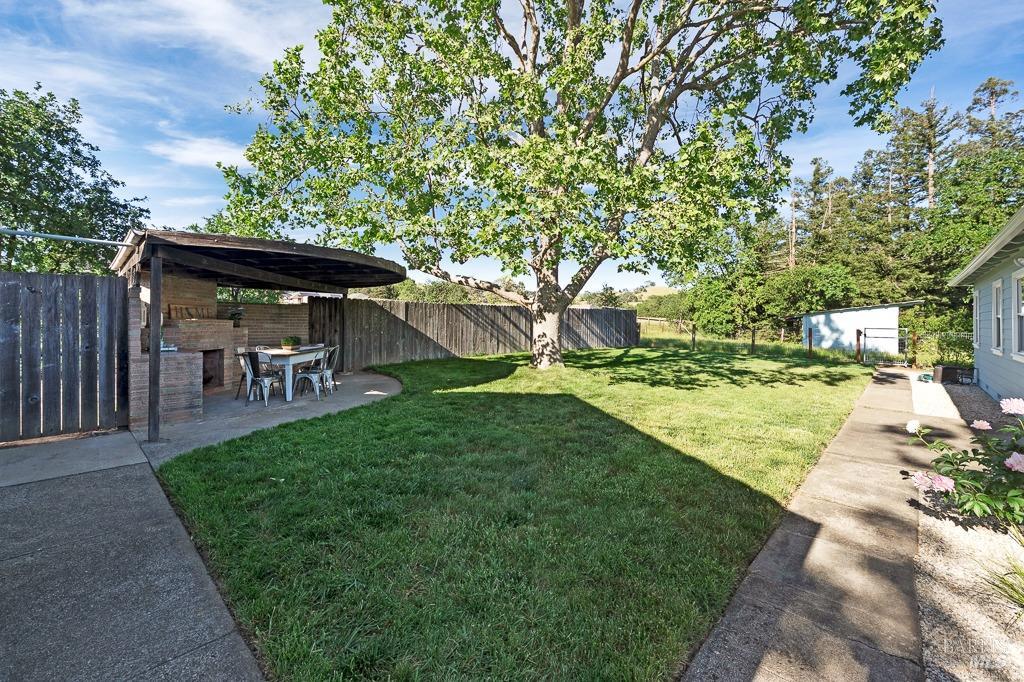 Detail Gallery Image 6 of 49 For 1021 Milk Barn Rd, Healdsburg,  CA 95448 - 3 Beds | 1 Baths