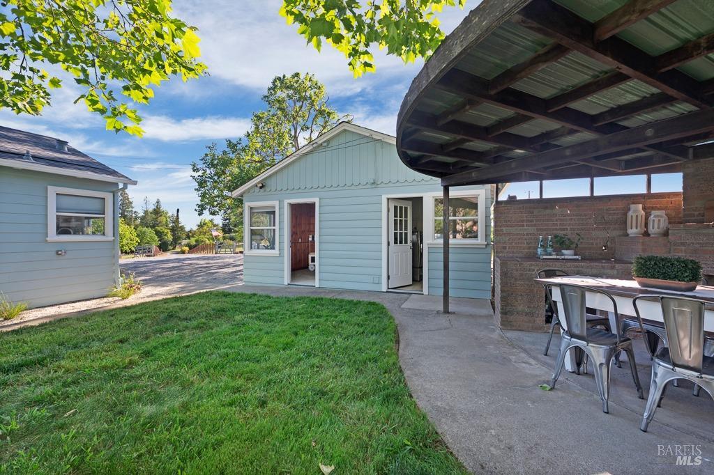 Detail Gallery Image 27 of 49 For 1021 Milk Barn Rd, Healdsburg,  CA 95448 - 3 Beds | 1 Baths