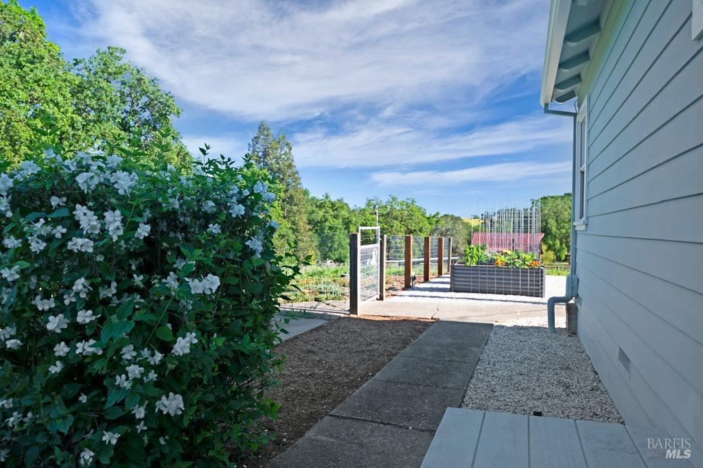 Detail Gallery Image 34 of 49 For 1021 Milk Barn Rd, Healdsburg,  CA 95448 - 3 Beds | 1 Baths
