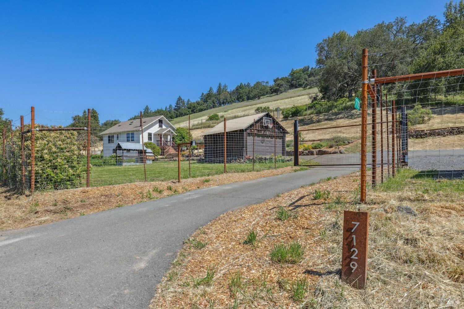 Detail Gallery Image 4 of 33 For 7129 Bennett Valley Rd, Santa Rosa,  CA 95404 - 3 Beds | 2 Baths