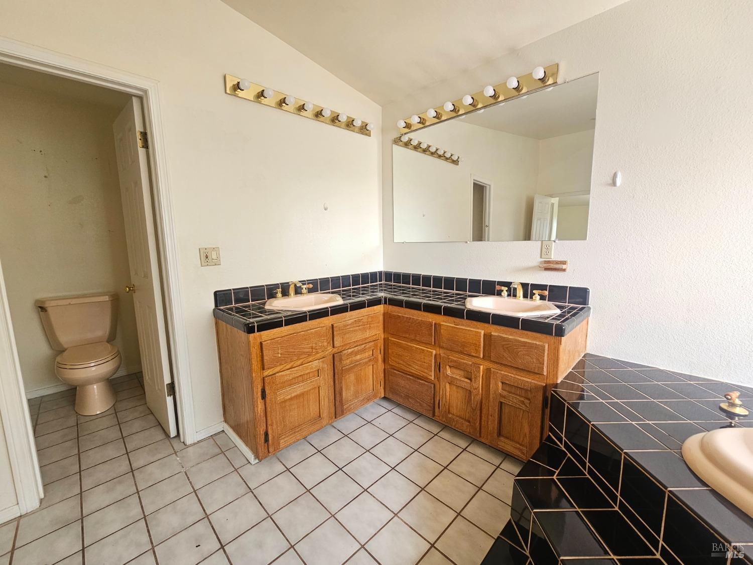 Detail Gallery Image 23 of 55 For 18834 Deer Hill Rd, Hidden Valley Lake,  CA 95467 - 4 Beds | 2/2 Baths