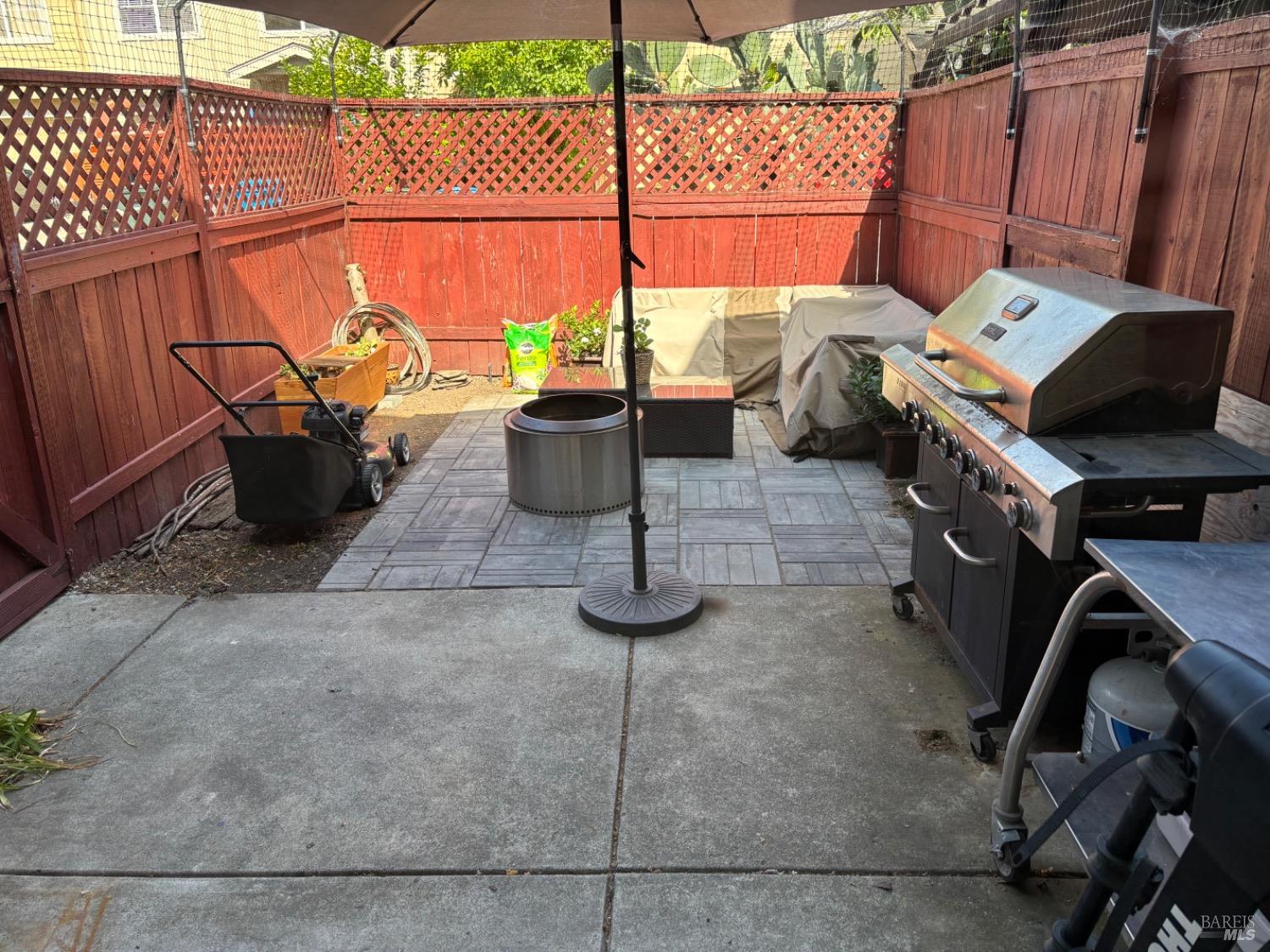Detail Gallery Image 3 of 17 For 2322 Iroquois St, Santa Rosa,  CA 95403 - 3 Beds | 2/1 Baths