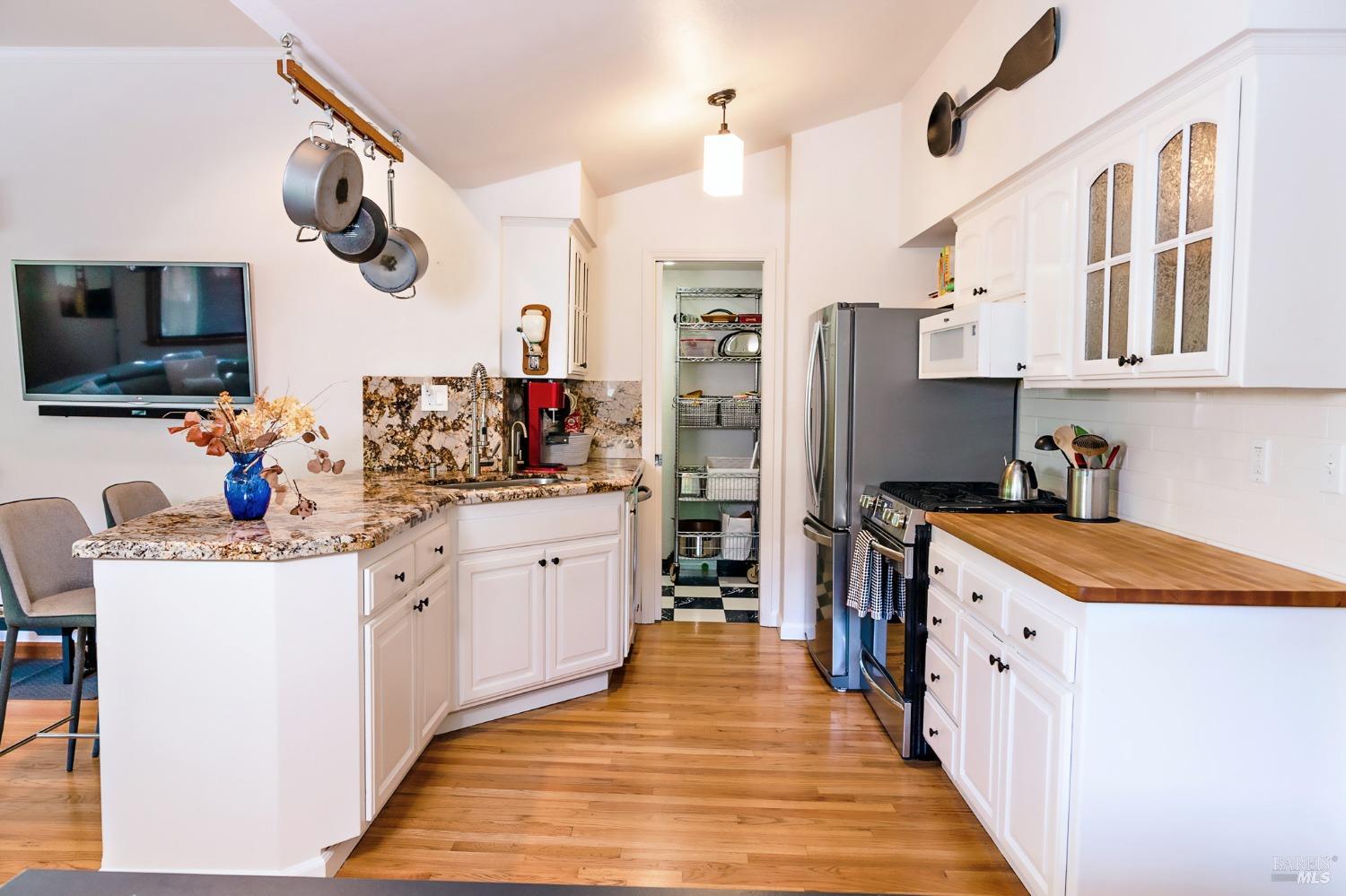 Detail Gallery Image 8 of 46 For 2859 Wallace Creek Rd, Healdsburg,  CA 95448 - 2 Beds | 2 Baths
