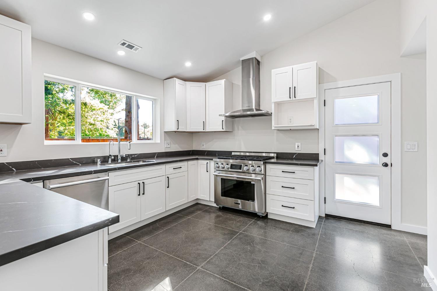 Detail Gallery Image 4 of 45 For 140 Lobo Vista Unkn, Novato,  CA 94947 - 3 Beds | 2/1 Baths
