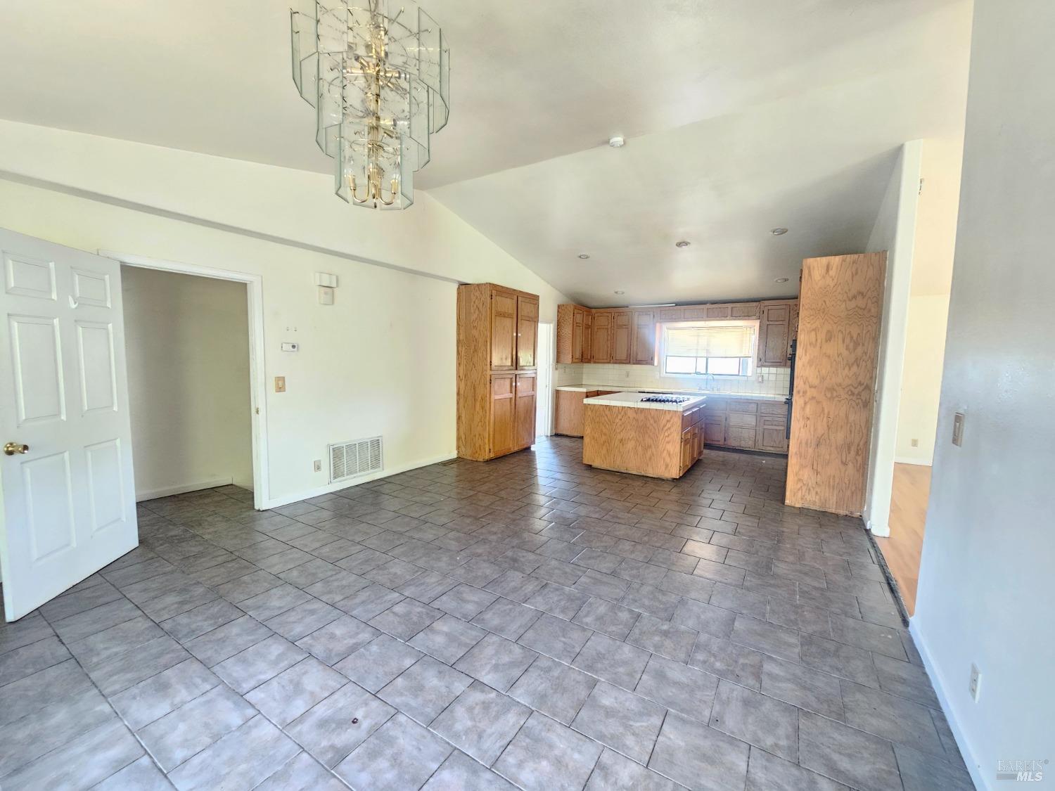 Detail Gallery Image 10 of 55 For 18834 Deer Hill Rd, Hidden Valley Lake,  CA 95467 - 4 Beds | 2/2 Baths