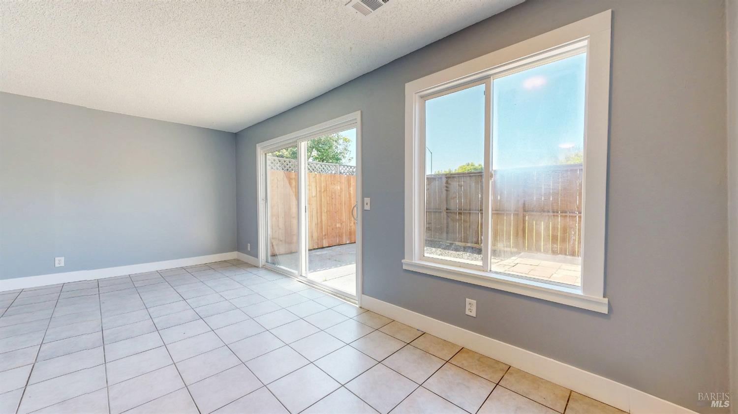 Detail Gallery Image 5 of 25 For 727 Rockwell Pl, Santa Rosa,  CA 95401 - 2 Beds | 1/1 Baths