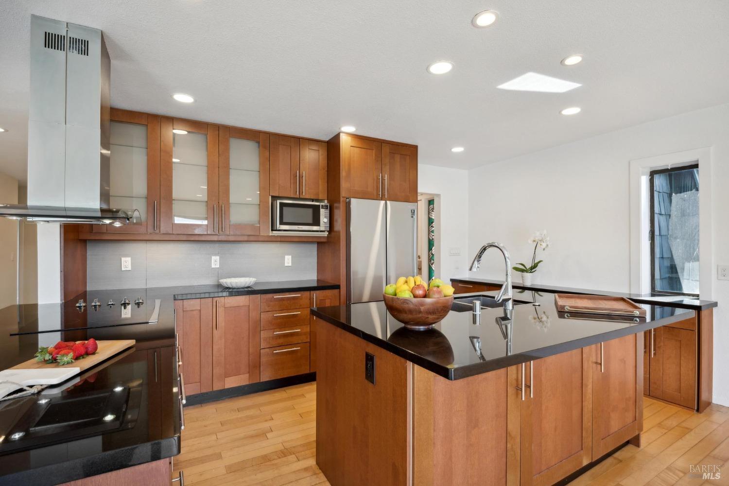 Detail Gallery Image 8 of 33 For 8 Greenwood Cove Dr #B,  Tiburon,  CA 94920 - 3 Beds | 2/1 Baths