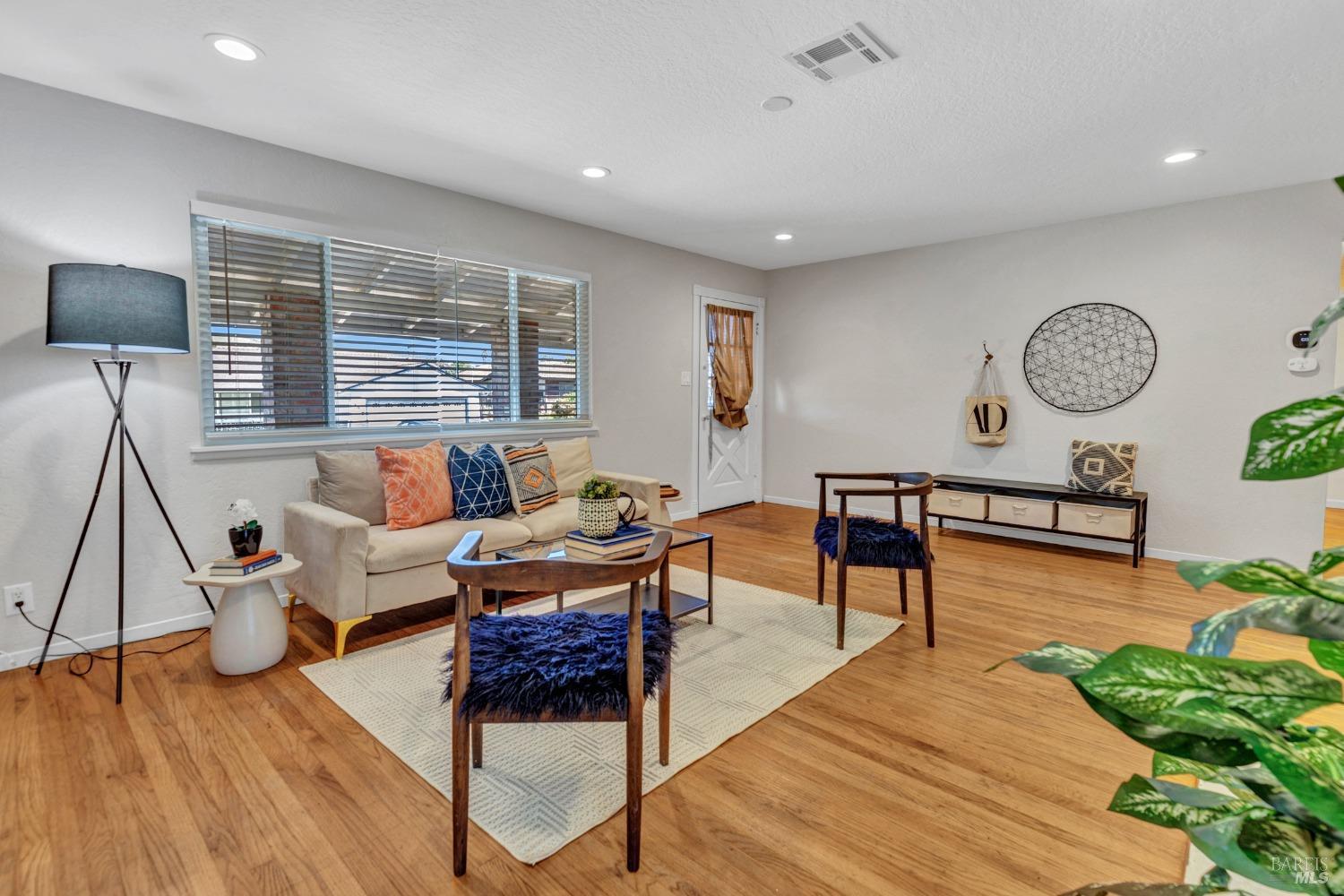 Detail Gallery Image 6 of 51 For 168 Bergwall Way, Vallejo,  CA 94591 - 3 Beds | 2 Baths