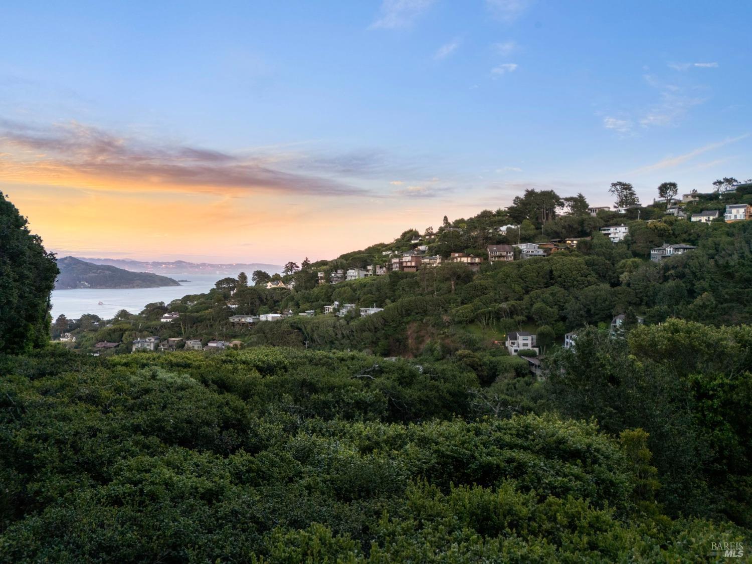 Detail Gallery Image 2 of 60 For 95 Monte Mar Dr, Sausalito,  CA 94965 - 3 Beds | 2/1 Baths