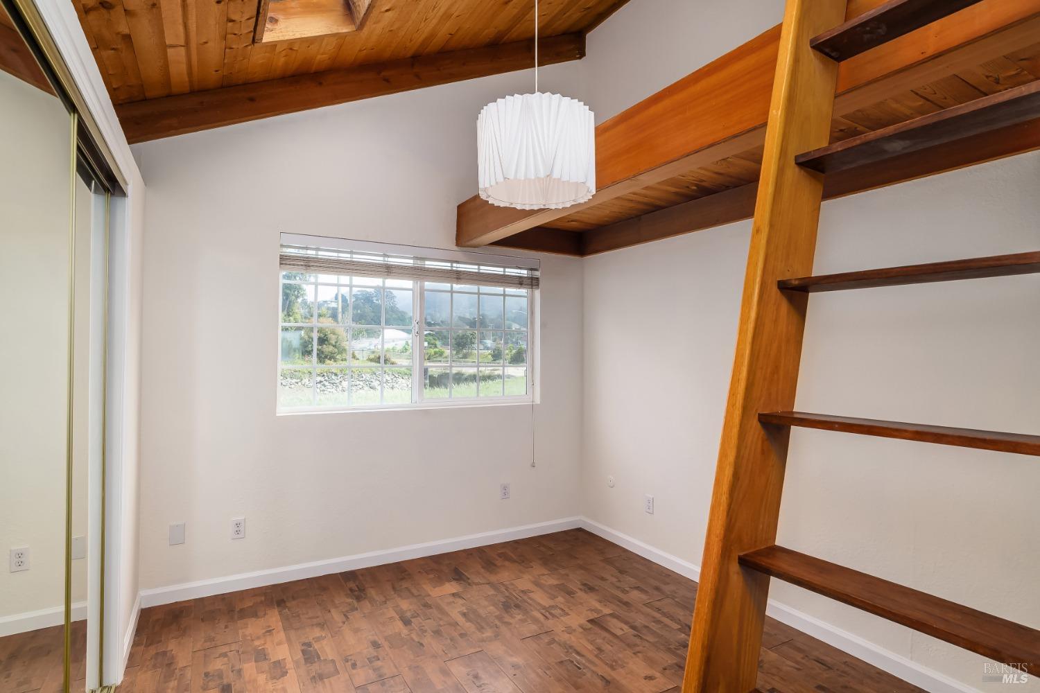 Detail Gallery Image 11 of 15 For 2 Gate 6 1/2 Rd, Sausalito,  CA 94965 - 1 Beds | 1 Baths