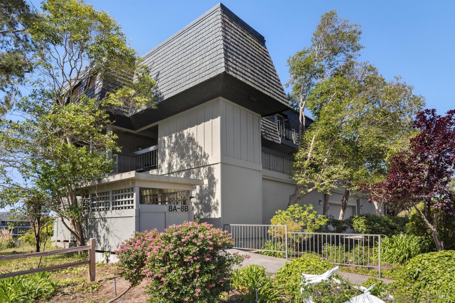 Detail Gallery Image 1 of 33 For 8 Greenwood Cove Dr #B,  Tiburon,  CA 94920 - 3 Beds | 2/1 Baths