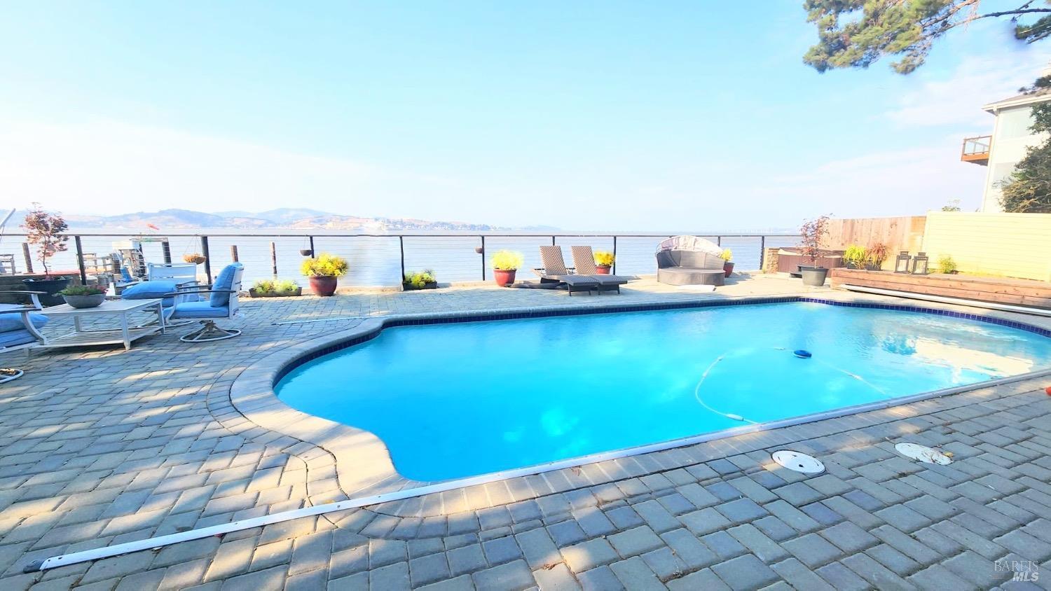 Detail Gallery Image 3 of 10 For 5148 E Paradise Dr, Corte Madera,  CA 94925 - 5 Beds | 4/1 Baths