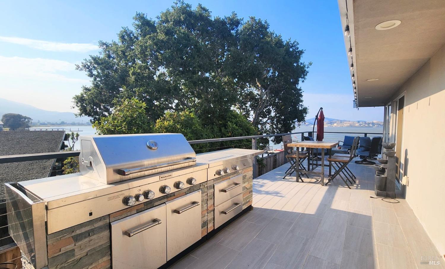 Detail Gallery Image 8 of 10 For 5148 E Paradise Dr, Corte Madera,  CA 94925 - 5 Beds | 4/1 Baths