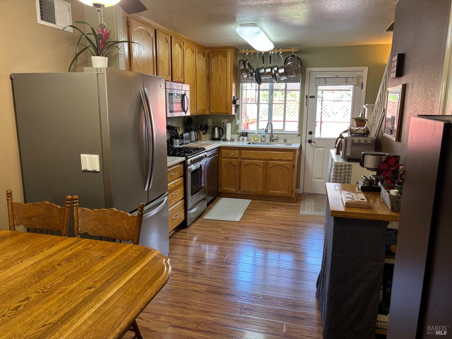 Detail Gallery Image 6 of 17 For 2322 Iroquois St, Santa Rosa,  CA 95403 - 3 Beds | 2/1 Baths