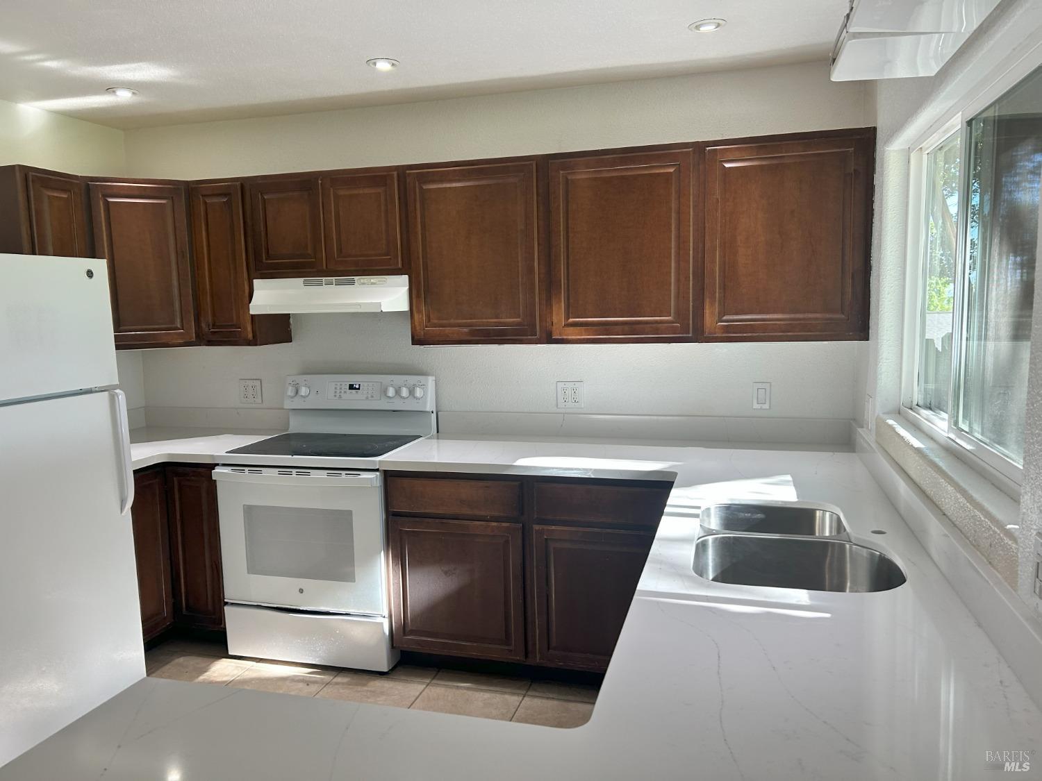 Detail Gallery Image 7 of 18 For 2499 Eastman Ln, Petaluma,  CA 94952 - 2 Beds | 1 Baths