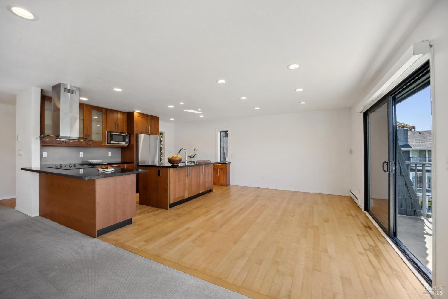 Detail Gallery Image 31 of 33 For 8 Greenwood Cove Dr #B,  Tiburon,  CA 94920 - 3 Beds | 2/1 Baths