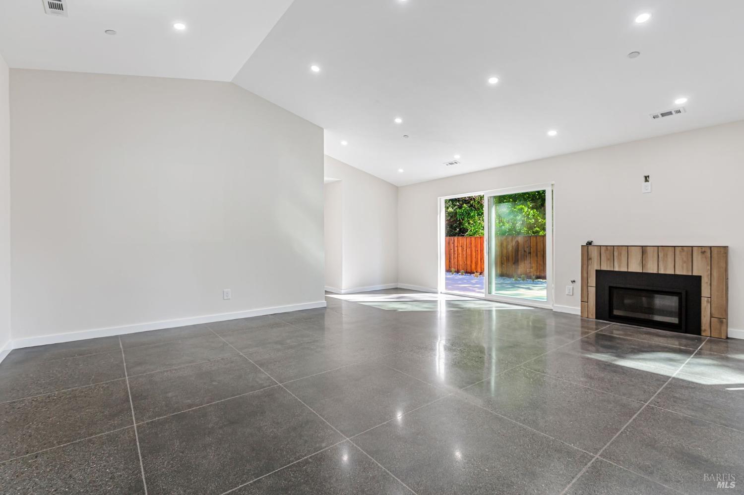 Detail Gallery Image 14 of 45 For 140 Lobo Vista Unkn, Novato,  CA 94947 - 3 Beds | 2/1 Baths