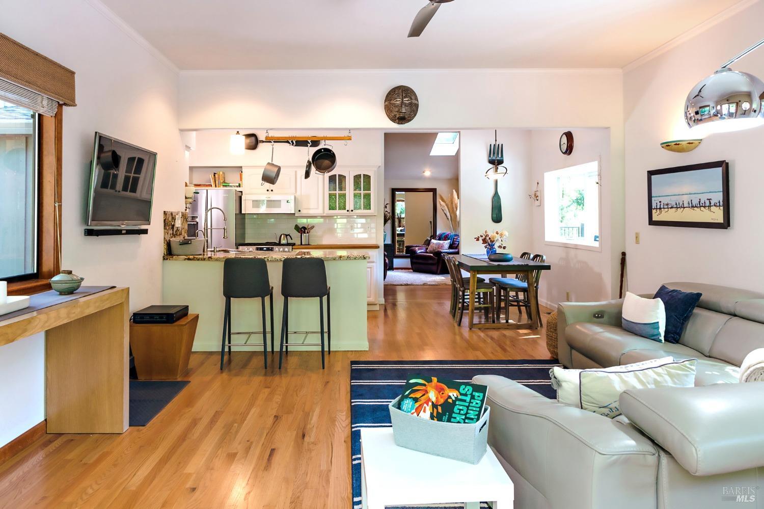 Detail Gallery Image 4 of 46 For 2859 Wallace Creek Rd, Healdsburg,  CA 95448 - 2 Beds | 2 Baths
