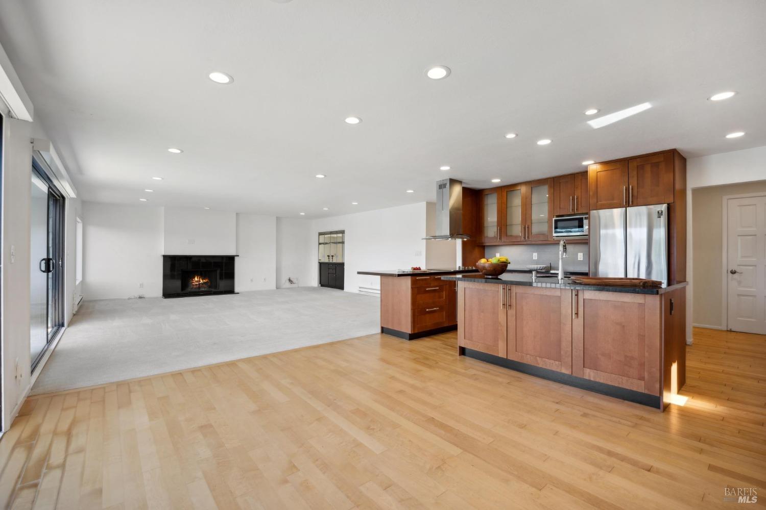 Detail Gallery Image 13 of 33 For 8 Greenwood Cove Dr #B,  Tiburon,  CA 94920 - 3 Beds | 2/1 Baths