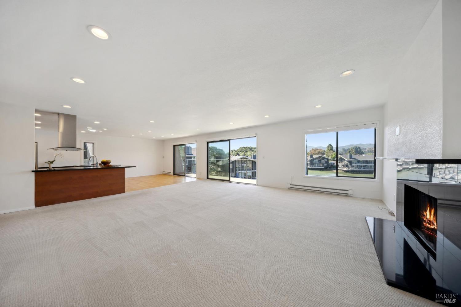 Detail Gallery Image 28 of 33 For 8 Greenwood Cove Dr #B,  Tiburon,  CA 94920 - 3 Beds | 2/1 Baths